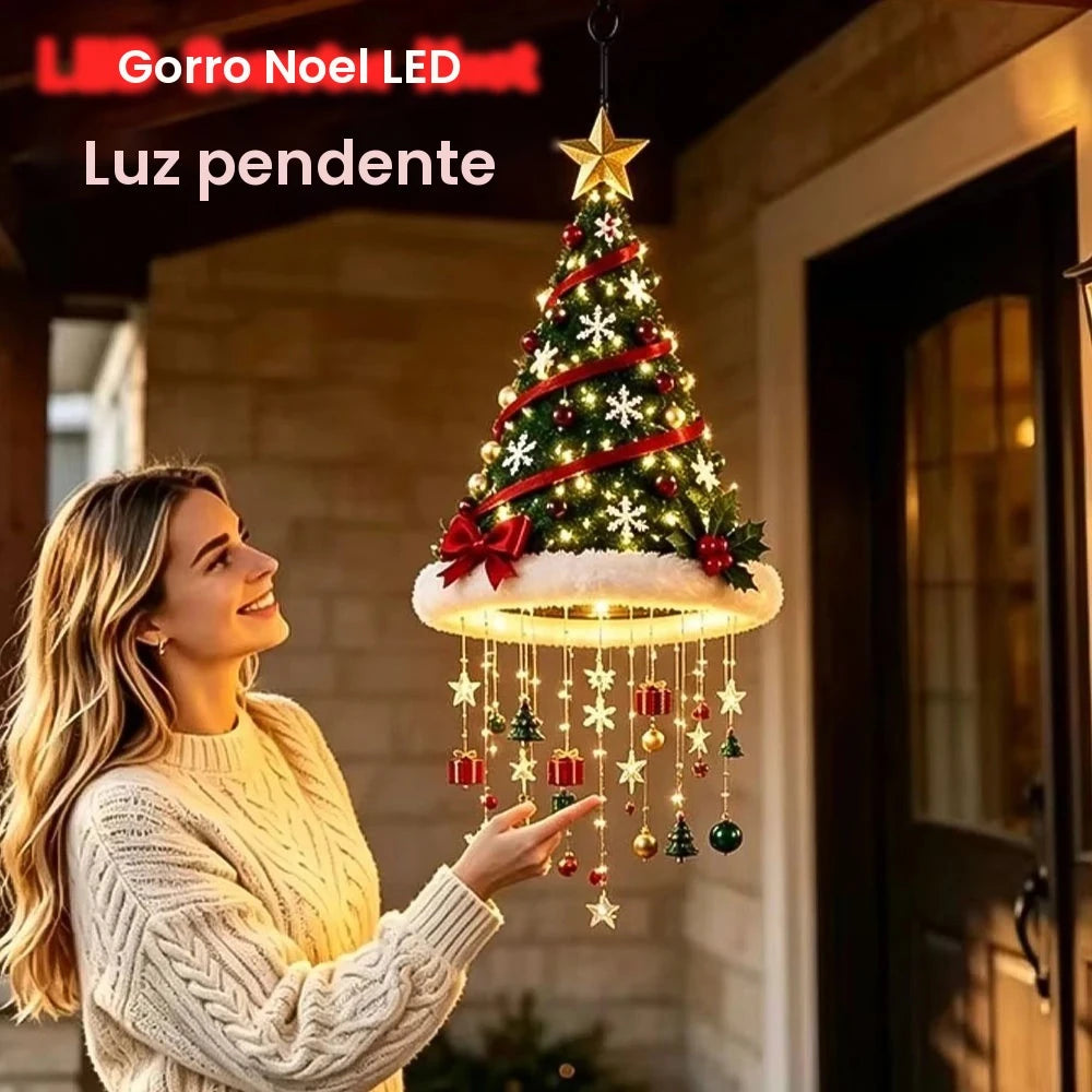 Luminária pendente de Natal em forma de chapéu de Papai Noel com luzes LED, adornada com borlas, sinos e estrelas, ideal para decoração de festas de Natal, casas, paredes e tetos.